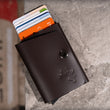 Încărcați imaginea în vizualizatorul Galerie, Portofel minimalist din piele naturala pentru carduri cu mecanism metalic | #elanM | colectionarul - ELAN Minimalist Goods
