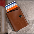 Încărcați imaginea în vizualizatorul Galerie, Portofel minimalist din piele naturala pentru carduri cu mecanism metalic | #elanM | colectionarul - ELAN Minimalist Goods
