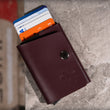 Încărcați imaginea în vizualizatorul Galerie, Portofel minimalist din piele naturala pentru carduri cu mecanism metalic | #elanM | colectionarul - ELAN Minimalist Goods
