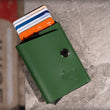 Încărcați imaginea în vizualizatorul Galerie, Portofel minimalist din piele naturala pentru carduri cu mecanism metalic | #elanM | colectionarul - ELAN Minimalist Goods
